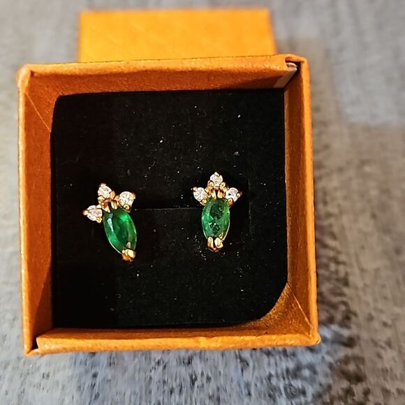 Faux Emerald Marquis cut stud earrings - Picture 4 of 6